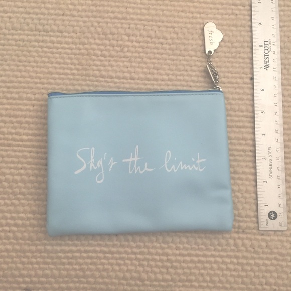 Fresh - ☁️ Cosmetic Pouch - Picture 1 of 4